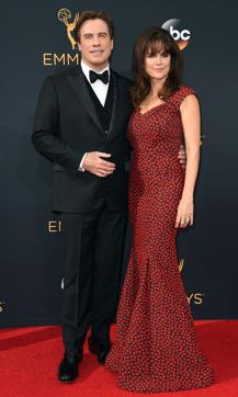 Actors John Travolta (L) and Kelly Preston arrive for the 68th Emmy Awards on September 18, 2016 at the Microsoft Theatre in Los Angeles. / AFP PHOTO / Robyn Beck (AFP)