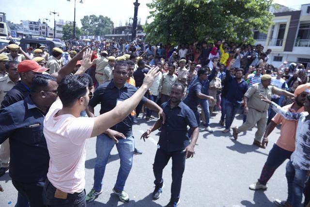 Varun Dhawan interacting with the crowd in Kota during the shooting. Varun Dhawan interacting with the crowd in Kota during the shooting.