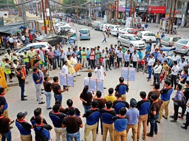 The volunteers of Jubliant FoodWorks Ltd undertook the task of cleaning the entire Sector 18 market between 4pm and 5pm. (Sunil Ghosh/HT Photo) The volunteers of Jubliant FoodWorks Ltd undertook the task of cleaning the entire Sector 18 market between 4pm and 5pm. (Sunil Ghosh/HT Photo)
