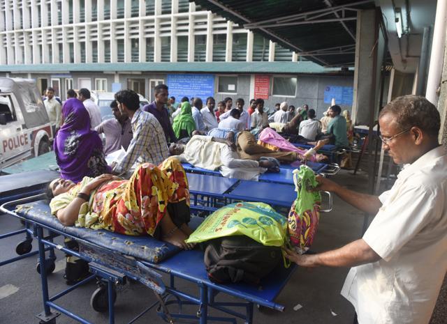 Patients with fever, suspected to be suffering from chikungunya or dengue, await medical treatment outside the AIIMS hospital in New Delhi on September 15, 2016. (Sushil Kumar/HT Photo) Patients with fever, suspected to be suffering from chikungunya or dengue, await medical treatment outside the AIIMS hospital in New Delhi on September 15, 2016. (Sushil Kumar/HT Photo)