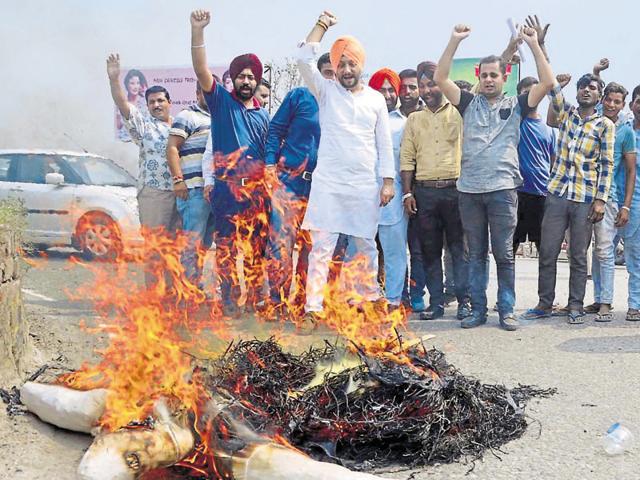 Congress workers burning an effigy of Pakistan during a protest at Bhandari Bridge in Amritsar on Monday. (HT photo) Congress workers burning an effigy of Pakistan during a protest at Bhandari Bridge in Amritsar on Monday. (HT photo)