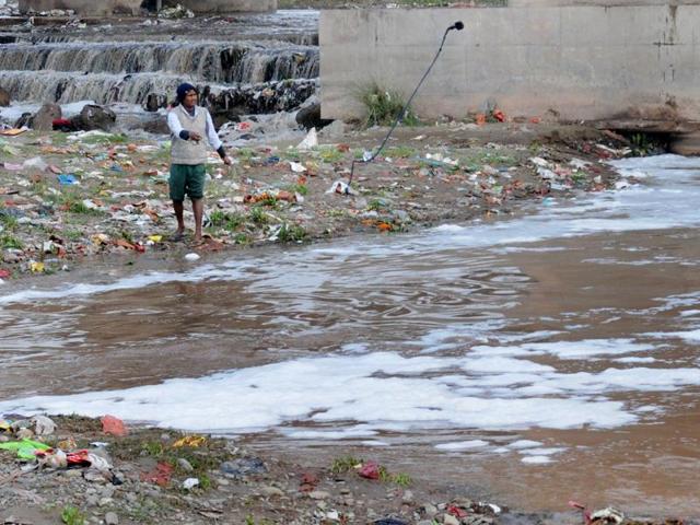 Polluted water of Ghaggar River near Dera Bassi in Patiala district.(Sanjeev Sharma/HT Photo) Polluted water of Ghaggar River near Dera Bassi in Patiala district.(Sanjeev Sharma/HT Photo)