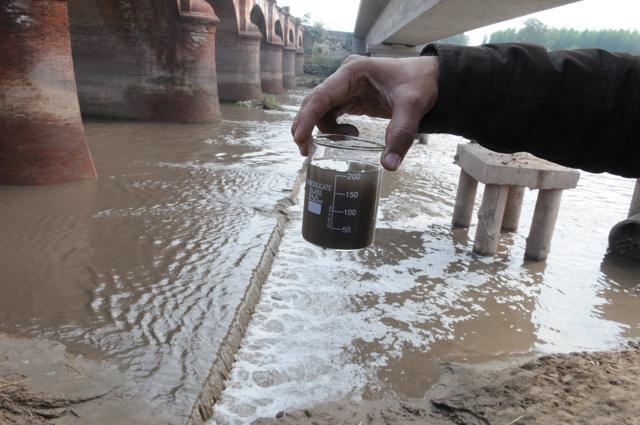 Polluted water of Ghaggar river near Shambu barrier in Patiala district. (Sanjeev Sharma/HT Photo) Polluted water of Ghaggar river near Shambu barrier in Patiala district. (Sanjeev Sharma/HT Photo)