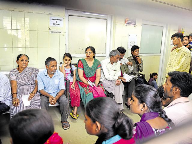 A government dispensary in Patparganj is crowded with fever patients.(Sushil Kumar/HT Photo) A government dispensary in Patparganj is crowded with fever patients.(Sushil Kumar/HT Photo)