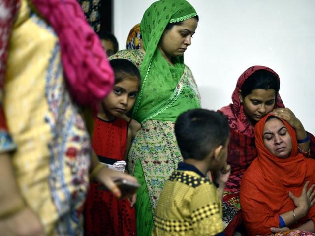 Family consoles Sadaf, mother of 14-year-old Abuzar suspected to have died of dengue in southeast Delhi’s Shaheen Bagh.(Arun Sharma/HT PHOTO)