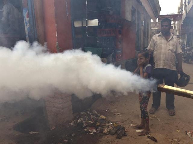 A fumigation drive at Sonia Vihar to protect residents from dengue and chikungunya viruses in New Delhi on September 14, 2016. (Mohd Zakir/HT Photo) A fumigation drive at Sonia Vihar to protect residents from dengue and chikungunya viruses in New Delhi on September 14, 2016. (Mohd Zakir/HT Photo)