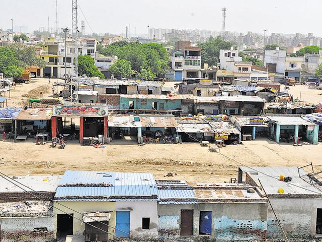 The vegetable sellers had earlier gone on a five-day strike in the first week of September opposing the government’s plan to renovate the market.(Parveen Kumar/HT)