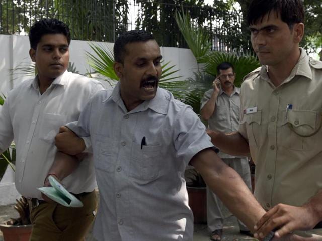 Delhi Police detains Brijesh Pathak for throwing ink at deputy chief minister Manish Sisodia outside the lieutenant governor’s house on Monday. (Sonu Mehta/HT Photo) Delhi Police detains Brijesh Pathak for throwing ink at deputy chief minister Manish Sisodia outside the lieutenant governor’s house on Monday. (Sonu Mehta/HT Photo)