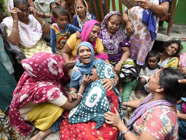 Family members mourn the death of their relatives in Nand Nagri on Tuesday. (Sonu Mehta/HT) Family members mourn the death of their relatives in Nand Nagri on Tuesday. (Sonu Mehta/HT)