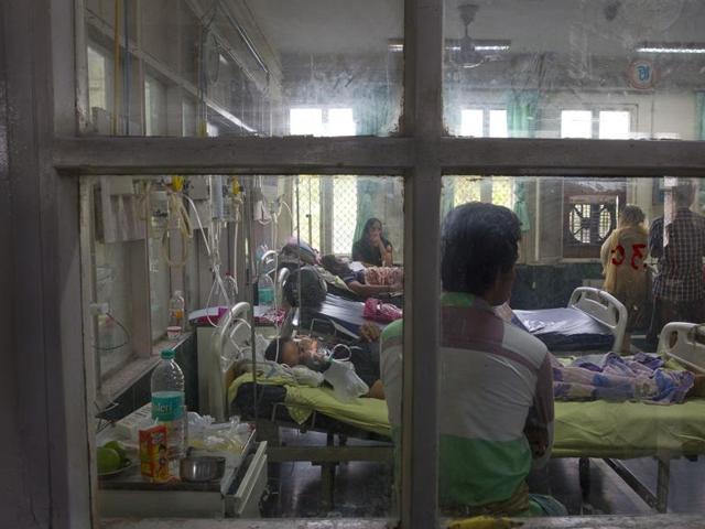 In this September 15 file photo, people suffering from fever, one of the main symptoms of several mosquito-borne diseases, recover at Ram Manohar Lohia hospital in New Delhi.(AP) In this September 15 file photo, people suffering from fever, one of the main symptoms of several mosquito-borne diseases, recover at Ram Manohar Lohia hospital in New Delhi.(AP)