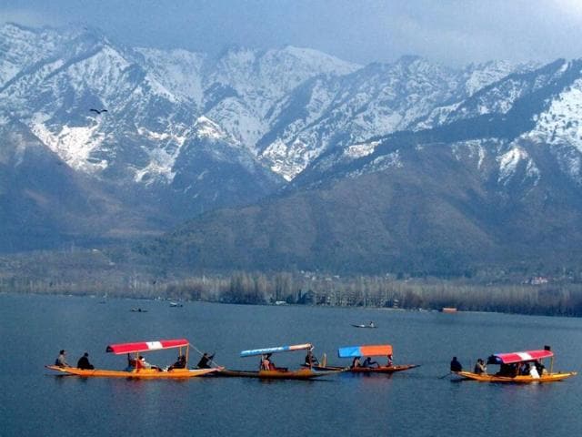 Thousands of tourists from this state who had made elaborate plans to visit Kashmir during this Puja vacation are now in a mad rush to cancel their bookings.(HT Photo)