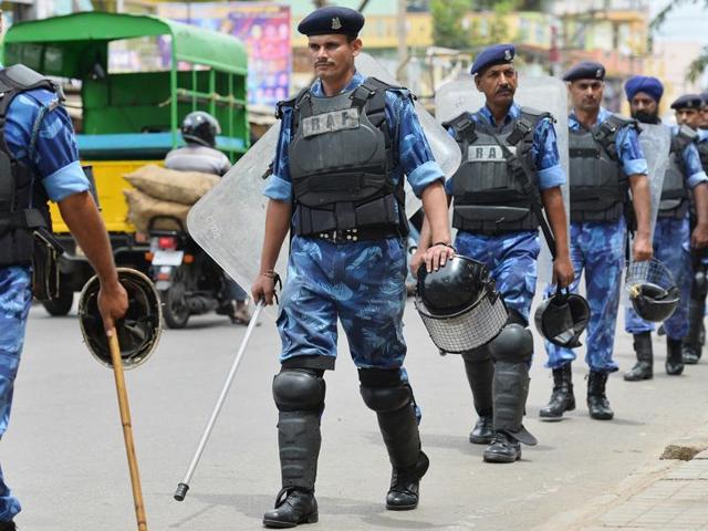 Rapid Action Force personnel patrol amid tightened security following protests over a water dispute, as the country’s Supreme Court prepared to address the issue, in Bangalore on September 20, 2016.(AFP) Rapid Action Force personnel patrol amid tightened security following protests over a water dispute, as the country’s Supreme Court prepared to address the issue, in Bangalore on September 20, 2016.(AFP)