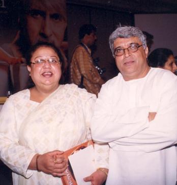 Javed Akhtar and Honey Irani attended Farhan’s music show and cheered for him. Javed Akhtar and Honey Irani attended Farhan’s music show and cheered for him.