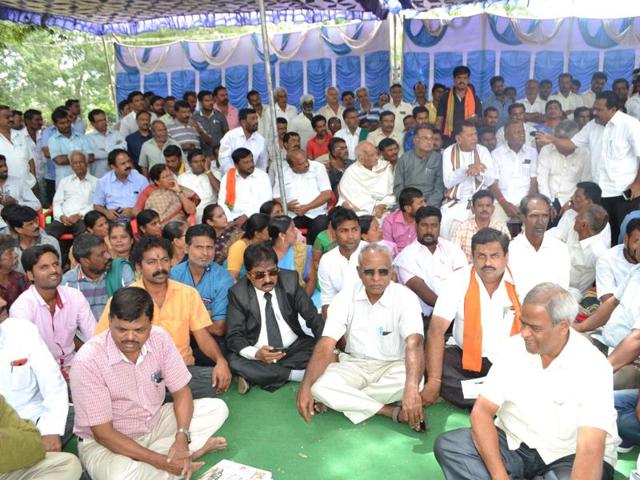 Protests in Mandya, Karnataka, over Cauvery river water issue, on Wednesday, Sep 21. 2016. (KV Lakshmana / HT Photo) Protests in Mandya, Karnataka, over Cauvery river water issue, on Wednesday, Sep 21. 2016. (KV Lakshmana / HT Photo)