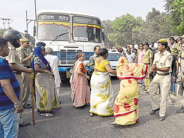 Karuna’s family and friends block the road outside Sushruta Trauma Centre on Tuesday (Raj K Raj/HT Photo) Karuna’s family and friends block the road outside Sushruta Trauma Centre on Tuesday (Raj K Raj/HT Photo)