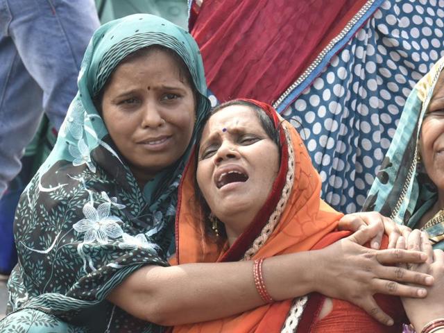 Rama, Karuna’s mother (in saffron-coloured saree) mourns her daughter’s death. Karuna was stabbed over 22 times by her stalker Surendra Singh in broad daylight on Tuesday, Sep 20, 2016.(Raj K Raj/HT Photo)