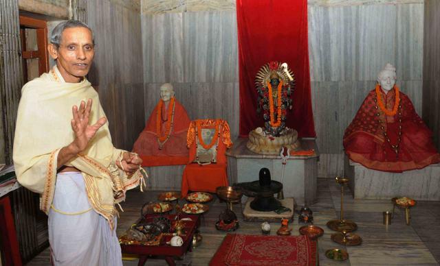 The priest of the Anandamoyee temple in Ranchi. (Diwakar Prasad/ HT Photo)
