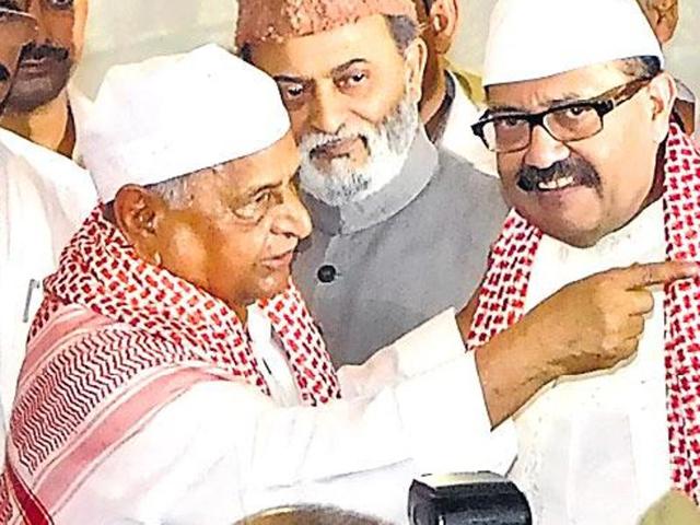 Samajwadi Party leader Amar Singh (L) with party president Mulayam Singh attend an Iftar party in this undated file photo. Samajwadi Party leader Amar Singh (L) with party president Mulayam Singh attend an Iftar party in this undated file photo.