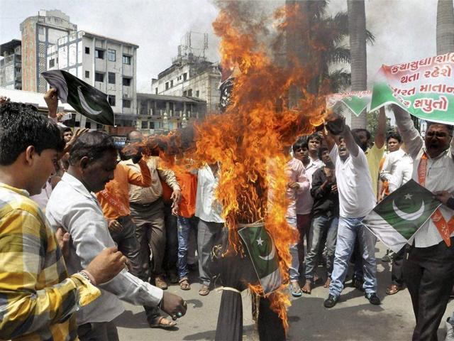 People burn effigy of Pakistan Prime Minister Nawaz Sharif during a protest against the attack on an Uri amry camp, in Surat on Tuesday.(PTI)