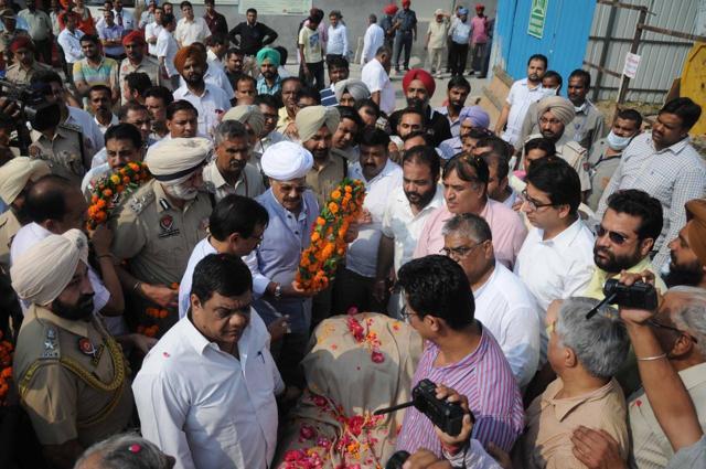 Governor VP Singh Badnore (in turban) pays tributes to Gagneja outside DMCH in Ludhiana on Thursday. (HT Photo) Governor VP Singh Badnore (in turban) pays tributes to Gagneja outside DMCH in Ludhiana on Thursday. (HT Photo)