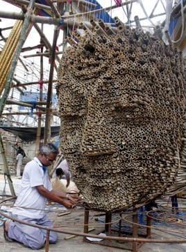 An artist working with bamboo at Chetla Agrani Club (Ramkrishna Samanta/ HT Photo) An artist working with bamboo at Chetla Agrani Club (Ramkrishna Samanta/ HT Photo)