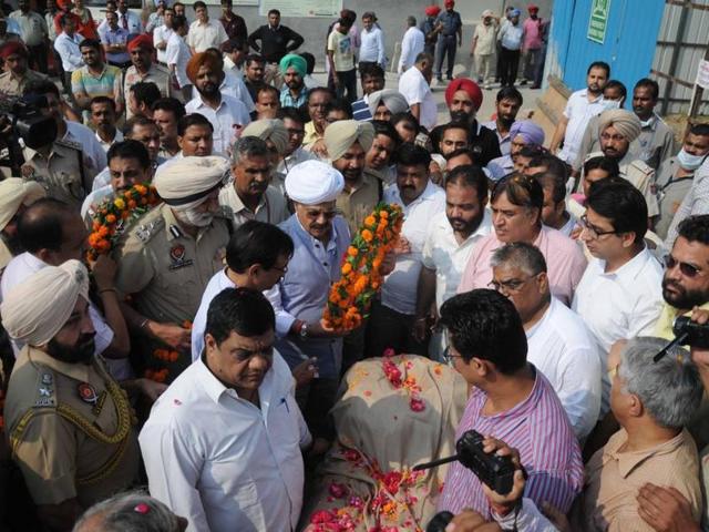 BJP workers pay tributes to Gagneja outside DMC in Ludhiana on Thursday. (HT Photo) BJP workers pay tributes to Gagneja outside DMC in Ludhiana on Thursday. (HT Photo)