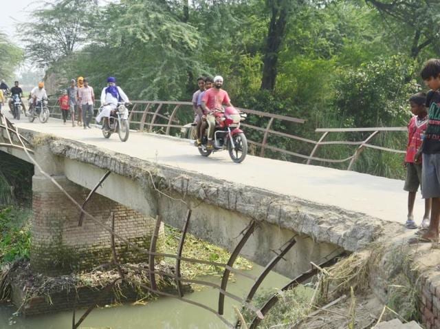 The dilapidated bridge from which the school van fell into a drain on Tuesday, claiming lives of seven children.(Sameer Sehgal/HT Photo)