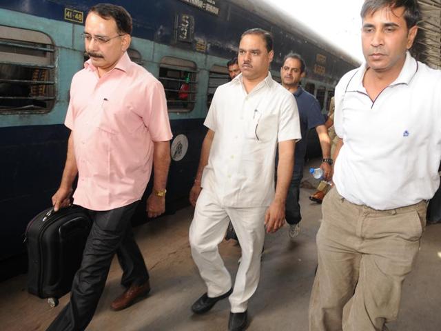 Jitender Tomar (centre) was arrested and later released on bail in 2015 in connection with the case. The former Tri Nagar legislator later sent his resignation letter as minister in the Arvind Kejriwal government .(Ashok Dutta/HT file) Jitender Tomar (centre) was arrested and later released on bail in 2015 in connection with the case. The former Tri Nagar legislator later sent his resignation letter as minister in the Arvind Kejriwal government .(Ashok Dutta/HT file)