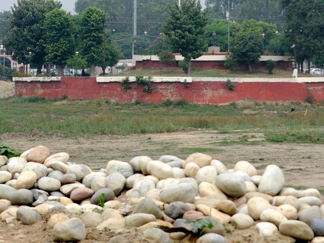 The renovation work at the Rajindra Lake in Patiala is held up. (Bharat Bhushan/HT Photo) The renovation work at the Rajindra Lake in Patiala is held up. (Bharat Bhushan/HT Photo)