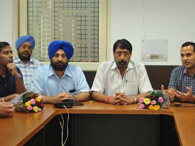 (Right to left) Deputy commissioner KK Yadav, mayor Sunil Jyoti and commissioner GS Khaira in Jalandhar on Wednesday.(Pardeep Pandit/HT Photo)
