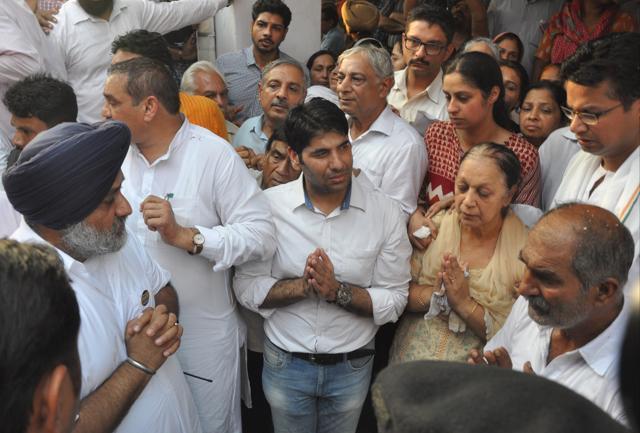 Punjab deputy chief minister Sukhbir Singh Badal consoles the family of state RSS unit vice-president Brig Jagdish Gagneja (retd) after his cremation in Jalandhar on Thursday. (HT Photo)