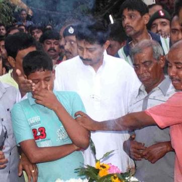 Gangadhar Dolui`s younger brother Borun Dolui (in green shirt) being consoled by irrigation minister Rajib Banerjee at Jamunabalia crematorium. (Sandip Mazumder) Gangadhar Dolui`s younger brother Borun Dolui (in green shirt) being consoled by irrigation minister Rajib Banerjee at Jamunabalia crematorium. (Sandip Mazumder)