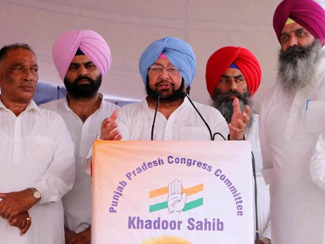 Punjab Congress chief Capt Amarinder Singh addressing a gathering at Khadoor Sahib on Wednesday.(HT Photo)