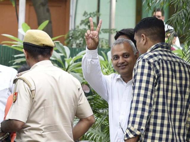 AAP's Somnath Bharti arrested for allegedly assaulting AIIMS security guards, at Hauz Khas Police Station in New Delhi on Thursday.(Arun Sharma/Hindustan Times) AAP's Somnath Bharti arrested for allegedly assaulting AIIMS security guards, at Hauz Khas Police Station in New Delhi on Thursday.(Arun Sharma/Hindustan Times)