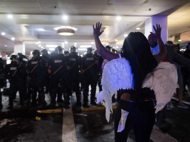 Protestors surround the Charlotte Police department as residents and activists protest the death of Keith Scott. (AFP) Protestors surround the Charlotte Police department as residents and activists protest the death of Keith Scott. (AFP)