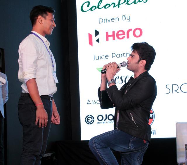 Comedian-actor Manish Paul showing the boys how to win a girl’s heart. (Shivam Saxena/HT) Comedian-actor Manish Paul showing the boys how to win a girl’s heart. (Shivam Saxena/HT)