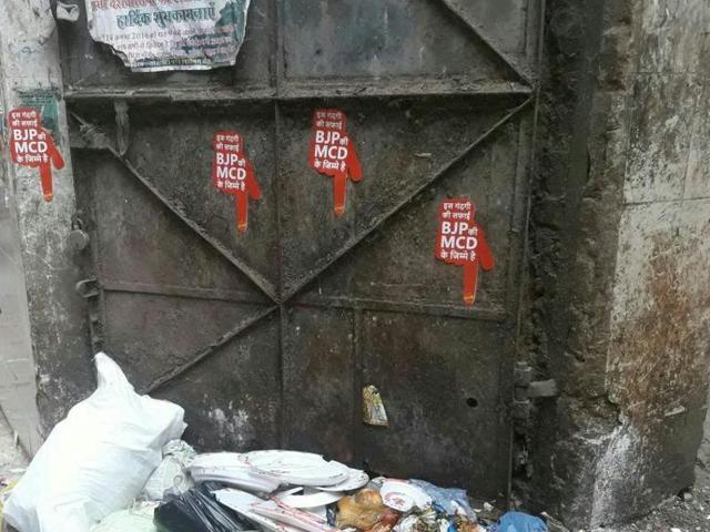 AAP volunteers have started pasting stickers at locations where garbage is strewn. The sticker say---BJP’s MCD is responsible for disposing this garbage. AAP volunteers have started pasting stickers at locations where garbage is strewn. The sticker say---BJP’s MCD is responsible for disposing this garbage.