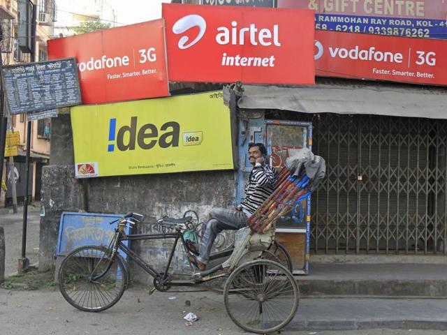 A staff member arranges Reliance Jio Infocomm 4G mobile service SIM cards at a store in Mumbai, September 6, 2016.(AFP)