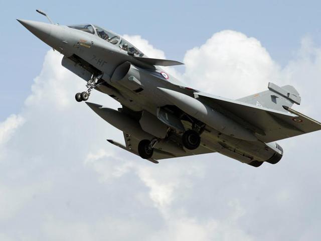 This file photo taken on July 11, 2006 shows a Rafale Fighter jet, built by French aviation company Dassault flying past in Saint-Dizier. India has signed a formal agreement to buy 36 Rafale fighter jets from France's Dassault.(AFP Photo) This file photo taken on July 11, 2006 shows a Rafale Fighter jet, built by French aviation company Dassault flying past in Saint-Dizier. India has signed a formal agreement to buy 36 Rafale fighter jets from France's Dassault.(AFP Photo)