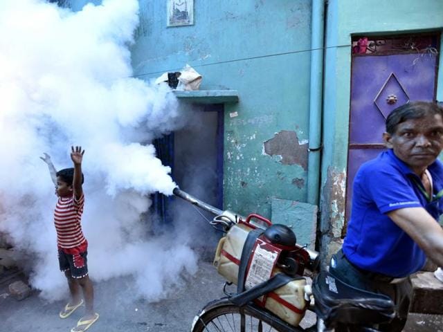 New Delhi: Municipal Corporation of Delhi (MCD) is conducting door-to-door fumigation drive to control breeding of mosquitoes.(Arun Sharma/HT PHOTO) New Delhi: Municipal Corporation of Delhi (MCD) is conducting door-to-door fumigation drive to control breeding of mosquitoes.(Arun Sharma/HT PHOTO)