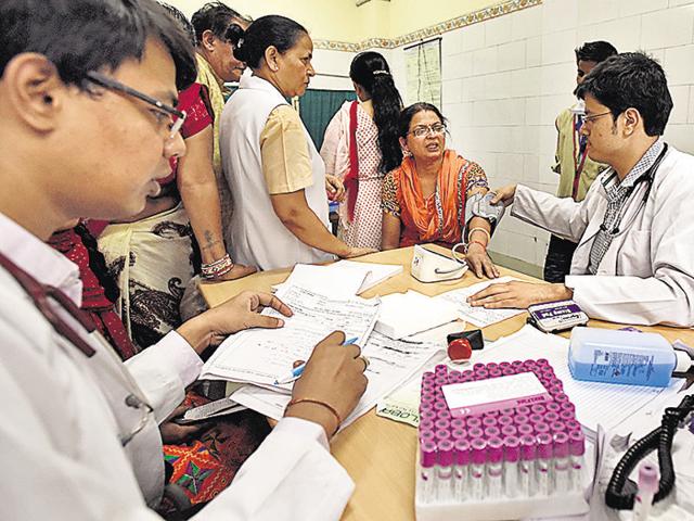 Doctors above the age of 62 will not be allowed to hold administrative posts such as posts of the dean of a medical college, superintendent of a hospital or head of a department. (Sonu Mehta/HT PHOTO) Doctors above the age of 62 will not be allowed to hold administrative posts such as posts of the dean of a medical college, superintendent of a hospital or head of a department. (Sonu Mehta/HT PHOTO)