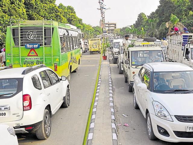 Vehicles lined up in a traffic snarl on Ferozepur Road due to the Kisan Mela and Pashu Palan Mela at PAU and GADVASU in Ludhiana on Thursday.(Gurminder Singh/HT Photo) Vehicles lined up in a traffic snarl on Ferozepur Road due to the Kisan Mela and Pashu Palan Mela at PAU and GADVASU in Ludhiana on Thursday.(Gurminder Singh/HT Photo)