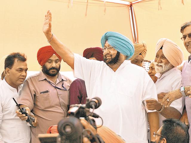 PPCC president Captain Amarinder Singh waving to the crowd during a kisan chetna rally in Hoshiarpur on Thursday. (HT Photo) PPCC president Captain Amarinder Singh waving to the crowd during a kisan chetna rally in Hoshiarpur on Thursday. (HT Photo)