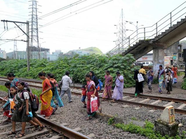 Despite availability of a foot over bridge, people prefer crossing tracks at Airoli. (HT photo) Despite availability of a foot over bridge, people prefer crossing tracks at Airoli. (HT photo)