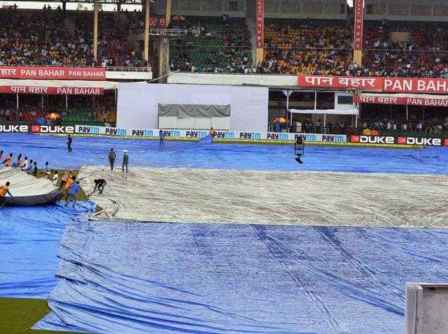 Kanpur: Groundsmen cover the pitch as it rains during the first Test match between India and New Zealand at Green Park in Kanpur on Friday. PTI Photo by Atul Yadav (PTI9_23_2016_000083A)(PTI)