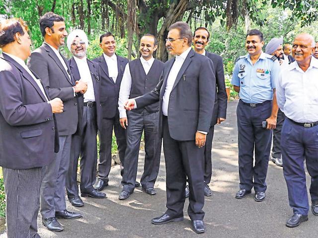 Justice Surinder Singh Thakur interacting with lawyers in Chandigarh on Thursday. (Sant Arora/HT Photo) Justice Surinder Singh Thakur interacting with lawyers in Chandigarh on Thursday. (Sant Arora/HT Photo)