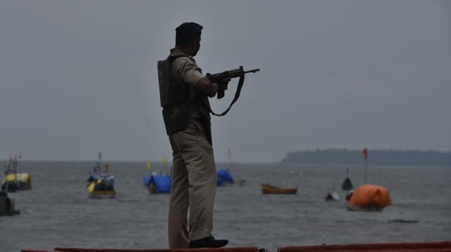 A policeman keeps vigil at the Badhwar Park, Colaba on Thursday. (Anshuman Poyrekar/HT PHOTO)