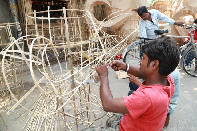 Artisans making effigies of Ravana at Tatarpur. The basic frame is made with bamboo sticks. (Amal KS/HT Photo )