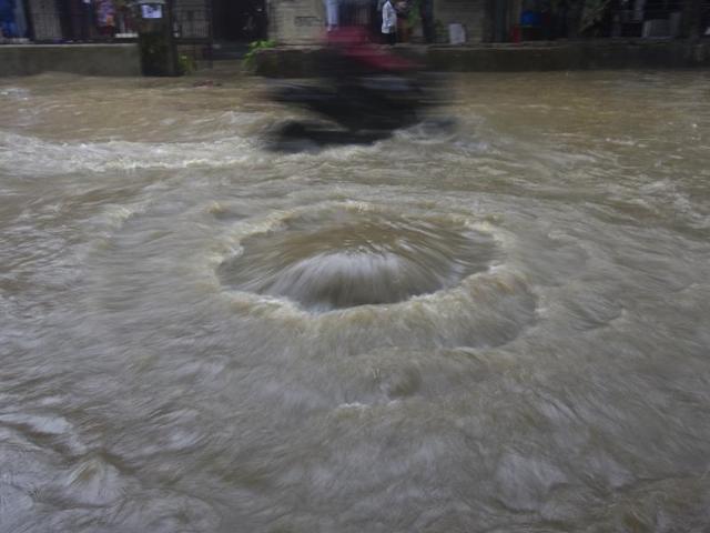“Because the authorities are not complying with the statutory provisions of treating sewage before dumping it, the rivers in Mumbai are in a deplorable state. This leads to drainage issues and water logging... and then viral diseases like dengue and chikungunya are on the rise,” said justice VM Kanade.(HT Photo for Representation)