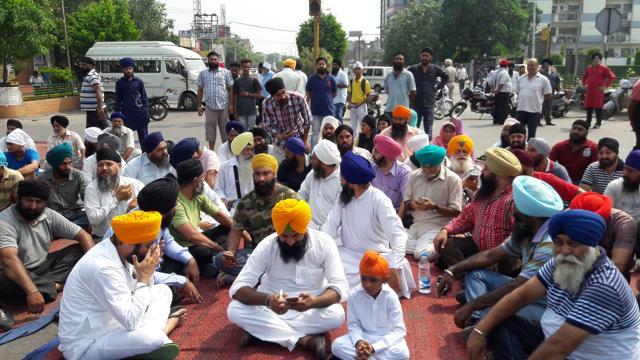 Traffic was blocked at Kapurthala chowk as Sikhs gathered there, shortly after news of the sacrilege broke. (Pardeep Pandit/HT Photo)
